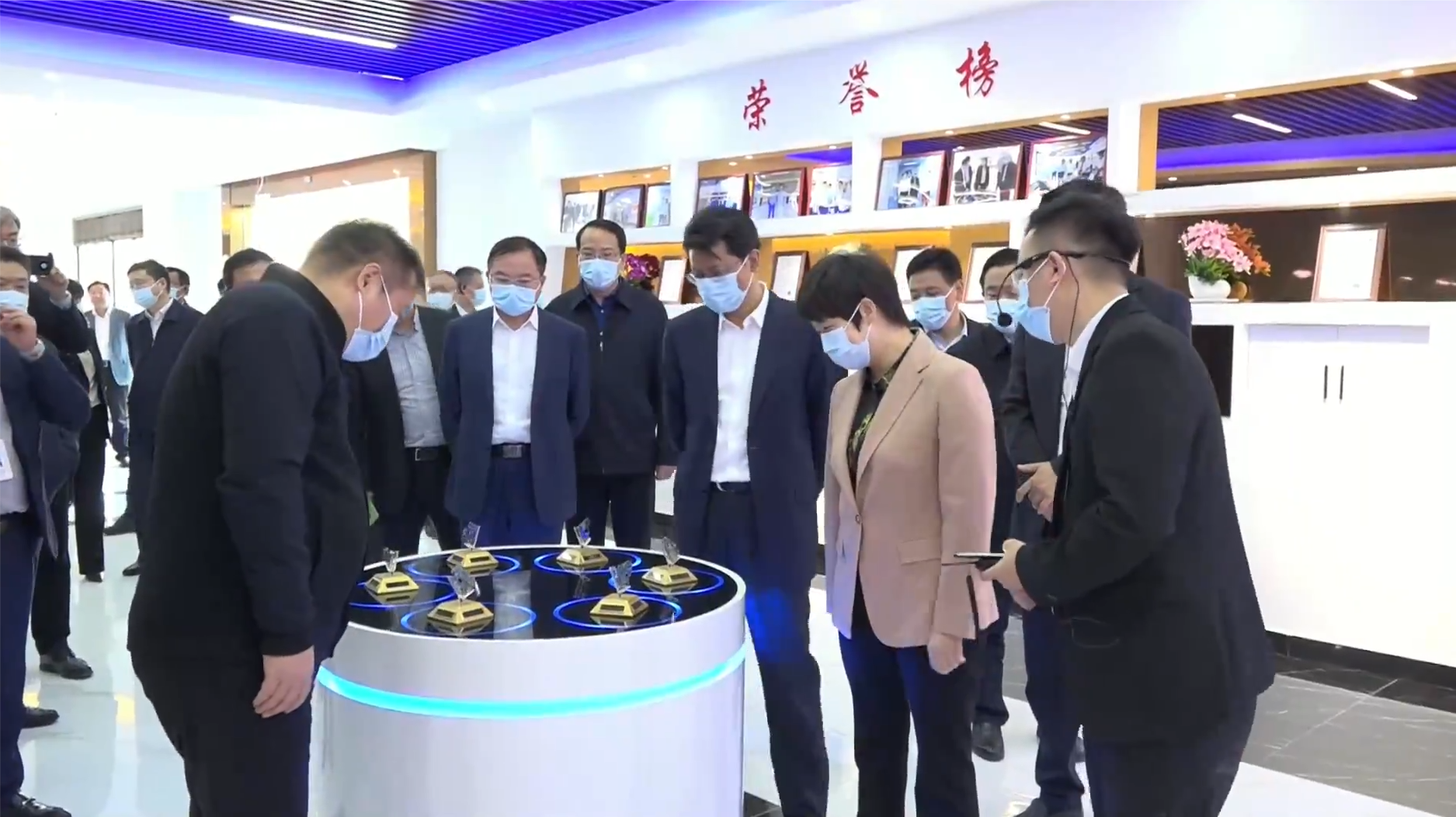 揚州市委書記張寶娟，市長王進健蒞臨我司參觀。